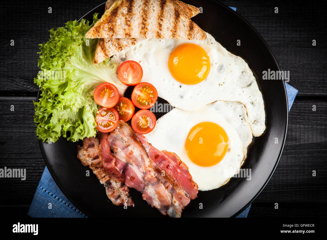 Un petit-déjeuner traditionnel sur une plaque Banque D'Images