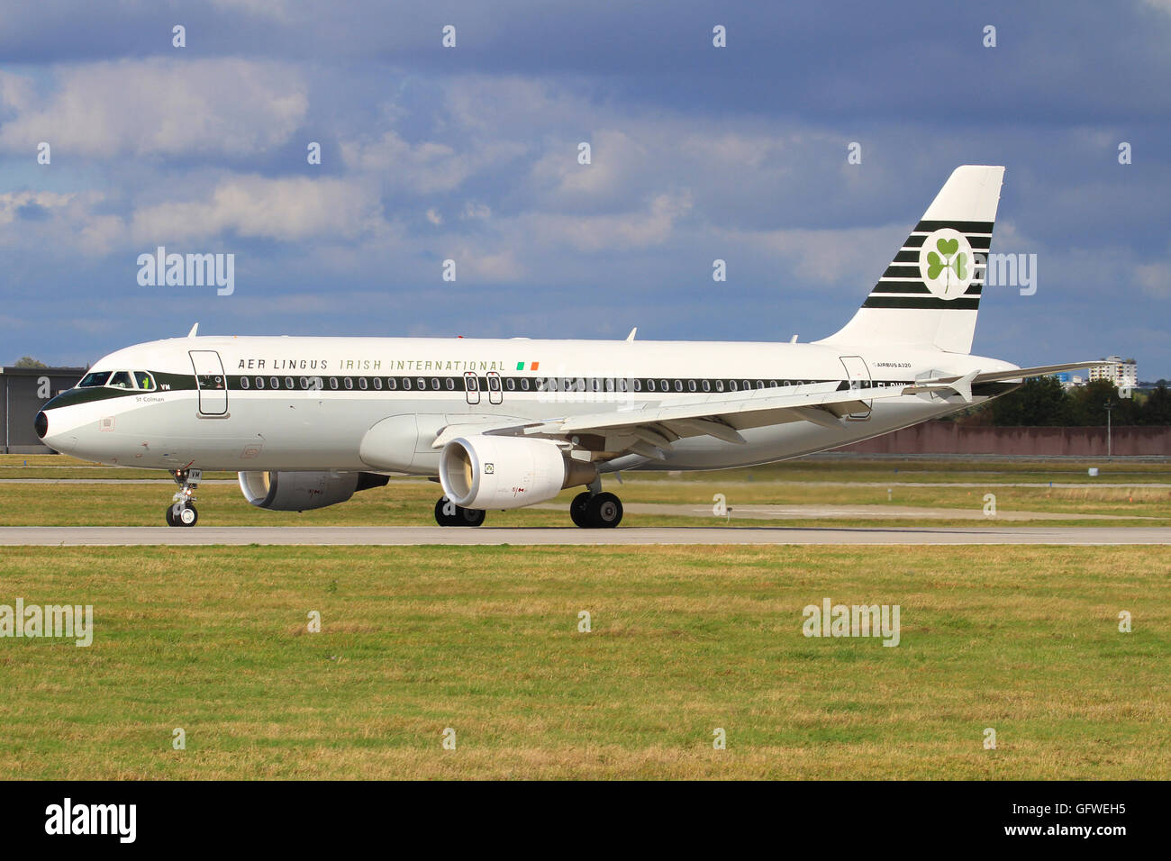 Stuttgart/Allemagne, le 18 juillet 2015:Airbus 320 d'Aer Lingus à l'aéroport de Stuttgart à rétro. Banque D'Images