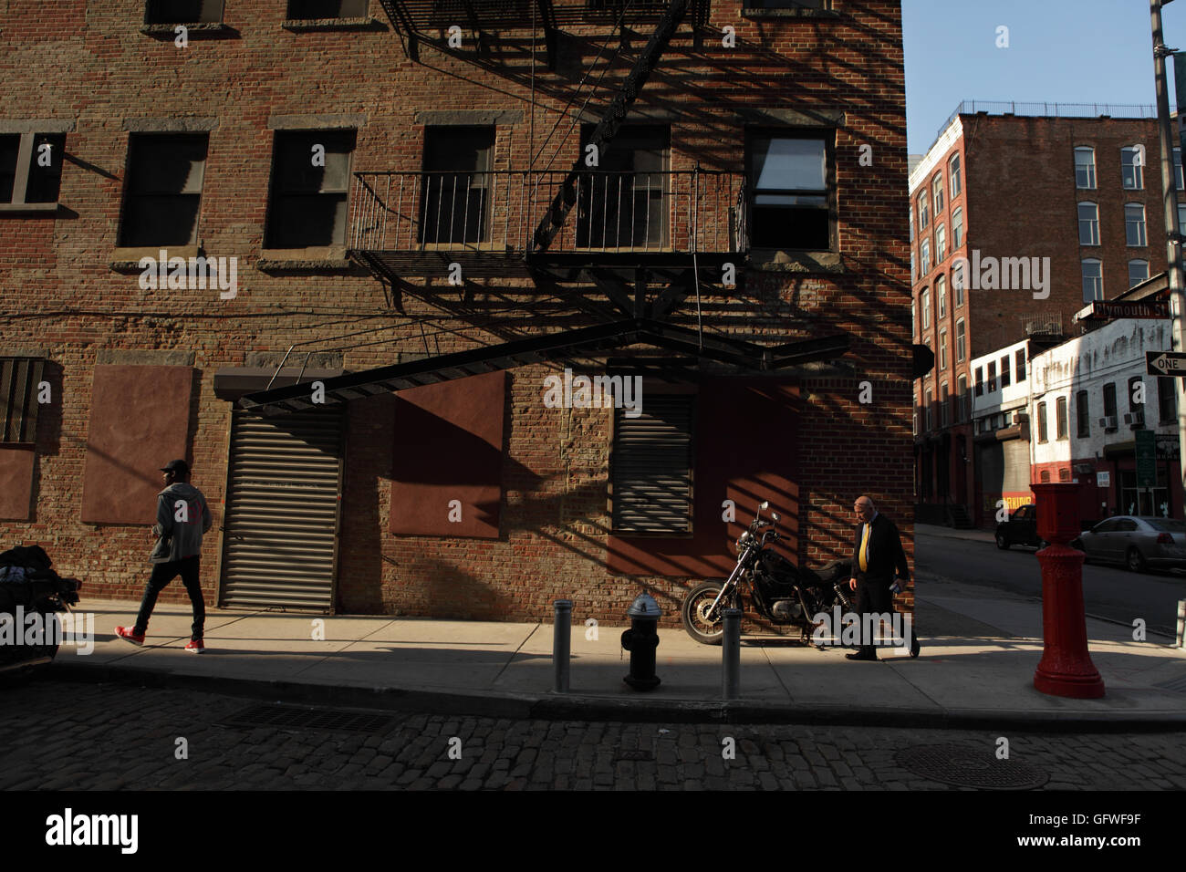 Vue de la rue Plymouth dans DUMBO Brooklyn avec deux personnes marchant Banque D'Images