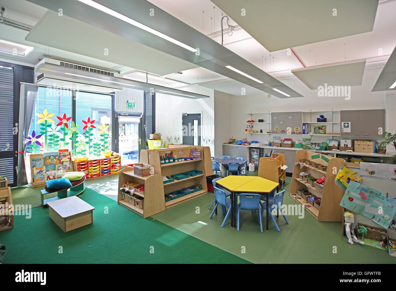 Dans une nouvelle classe maternelle, Londres l'école primaire. Montre un bureau et de chaises avec les œuvres de l'élève sur les murs Banque D'Images