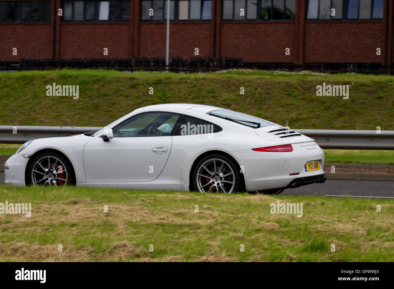 Une Porsche Carrera 911 BLANC S sports voiture roulant le long de la Kingsway à deux voies dans Dundee, Royaume-Uni Banque D'Images