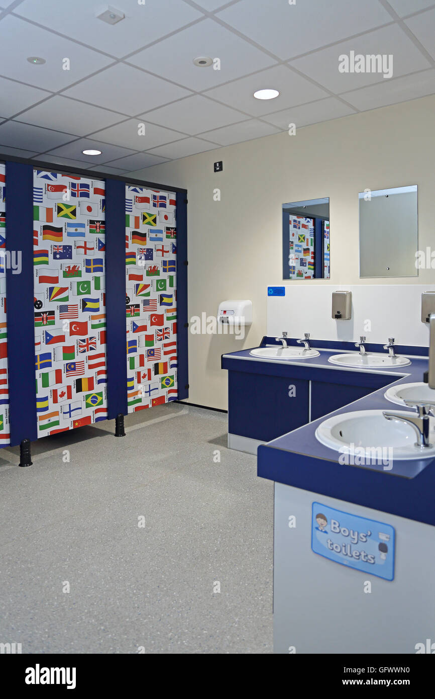 Toilettes dans une nouvelle école primaire où les portes de l'armoire sont décorées avec les drapeaux du monde Banque D'Images