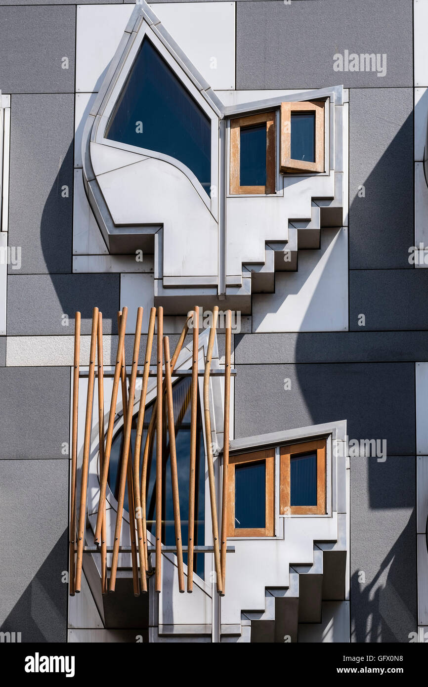 Détail de l'architecture de Windows sur facade sur bâtiment du parlement écossais à Édimbourg en Écosse , Royaume-Uni Banque D'Images
