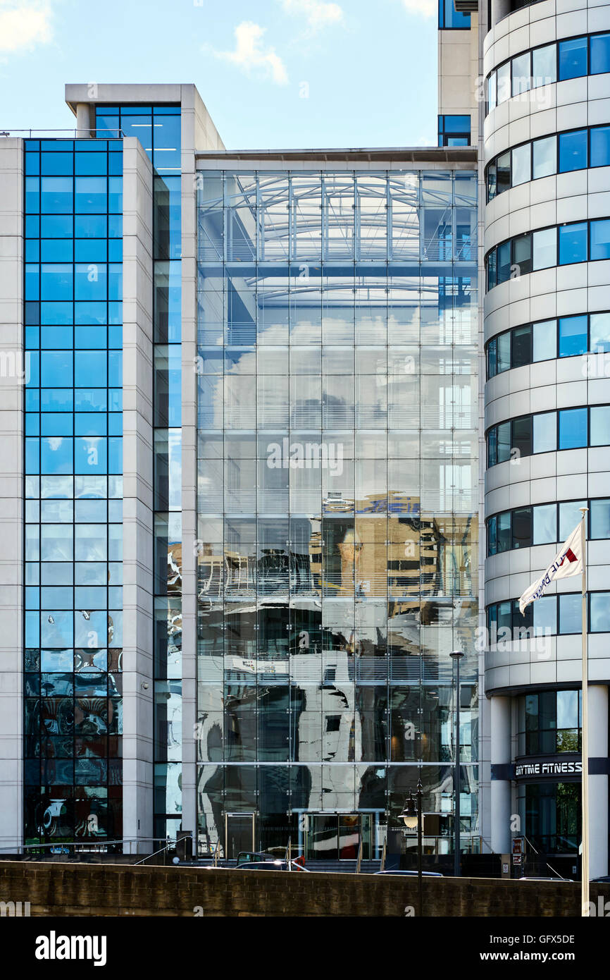 Reflets dans les fenêtres de l'atrium, Bridgewater Place, Leeds Banque D'Images