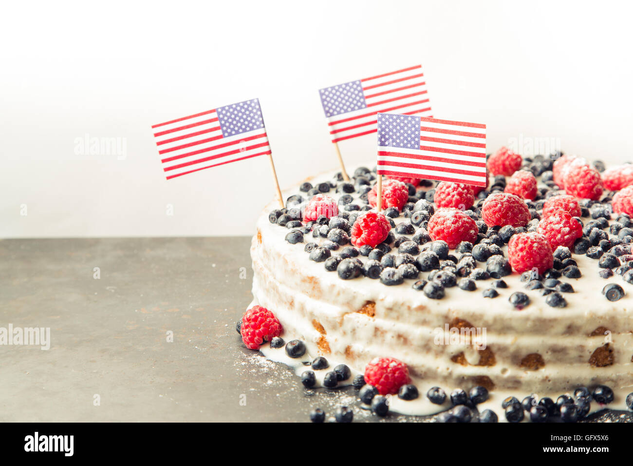 Drapeau Americain Gateau A La Framboise Et Bleuet Photo Stock Alamy