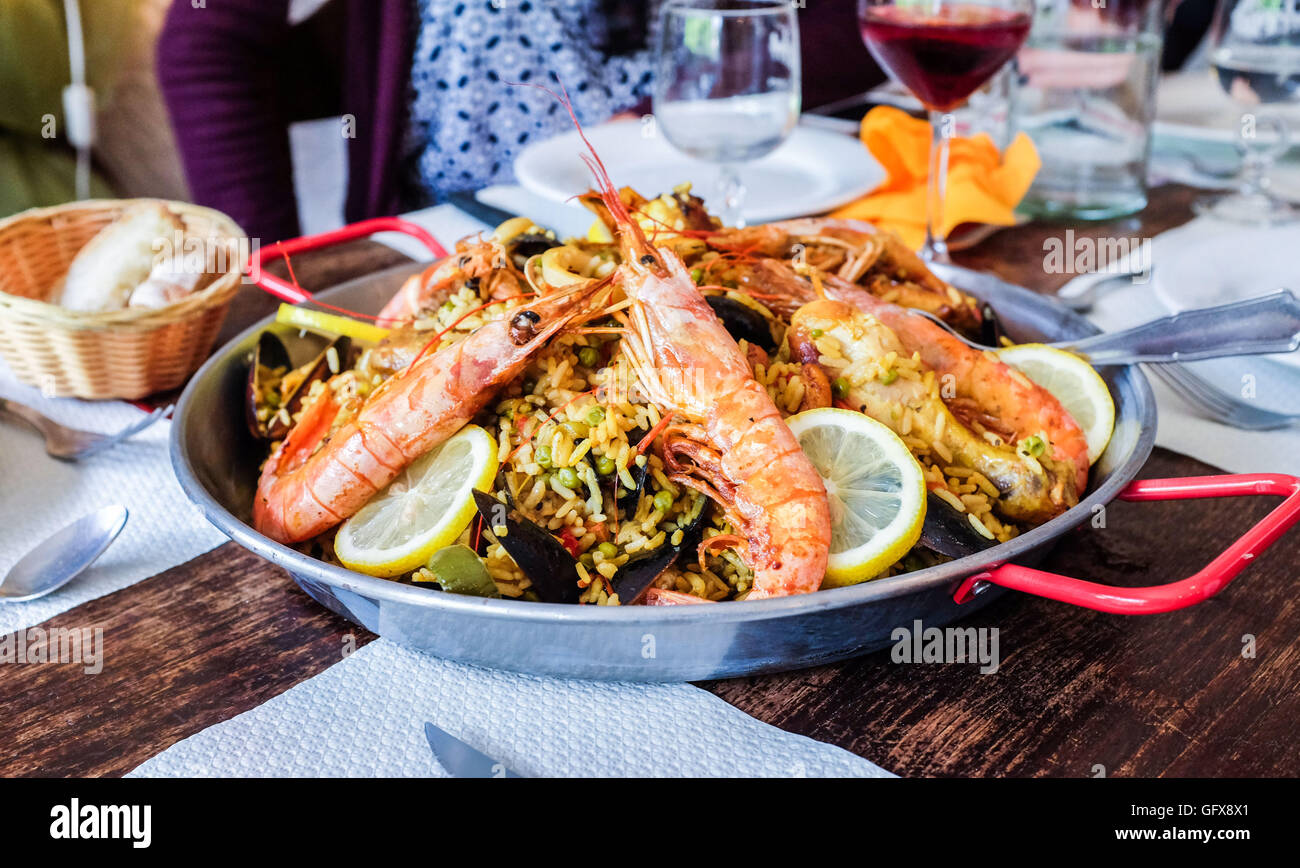 Famille et amis à manger au restaurant Paella Sud-Ouest de la France Midi Pyrénées Banque D'Images