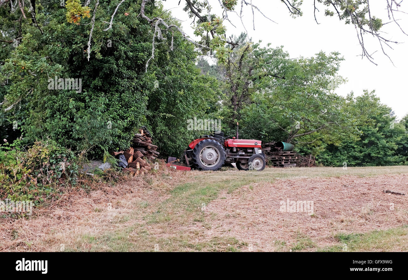 Tracteur équipement agricole ancien dans la région du Lot en Europe Banque D'Images