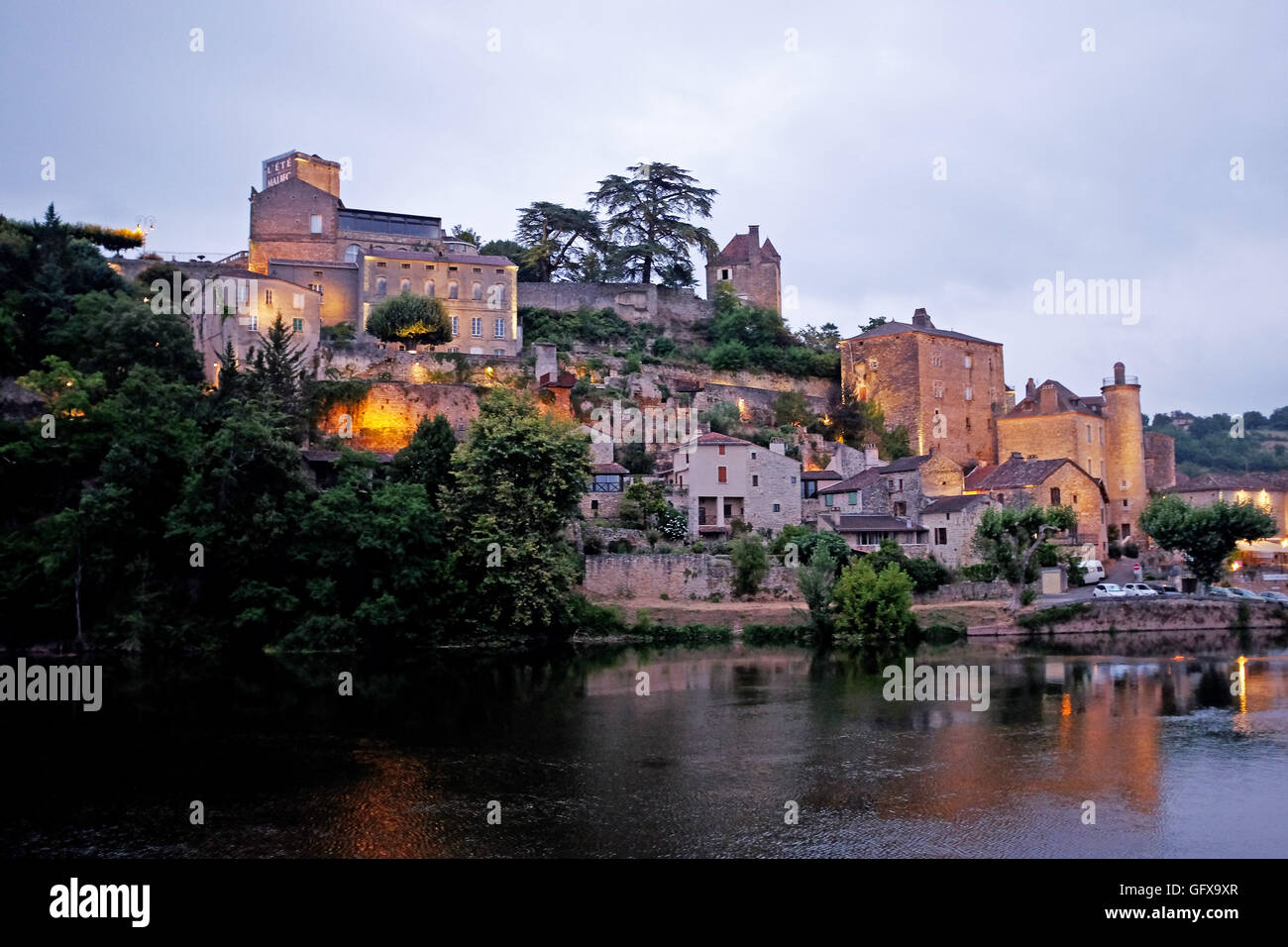 Le Puy l'Eveque s'est éclairé la nuit sur les rives Du Lot River du Sud-Ouest de la France Banque D'Images