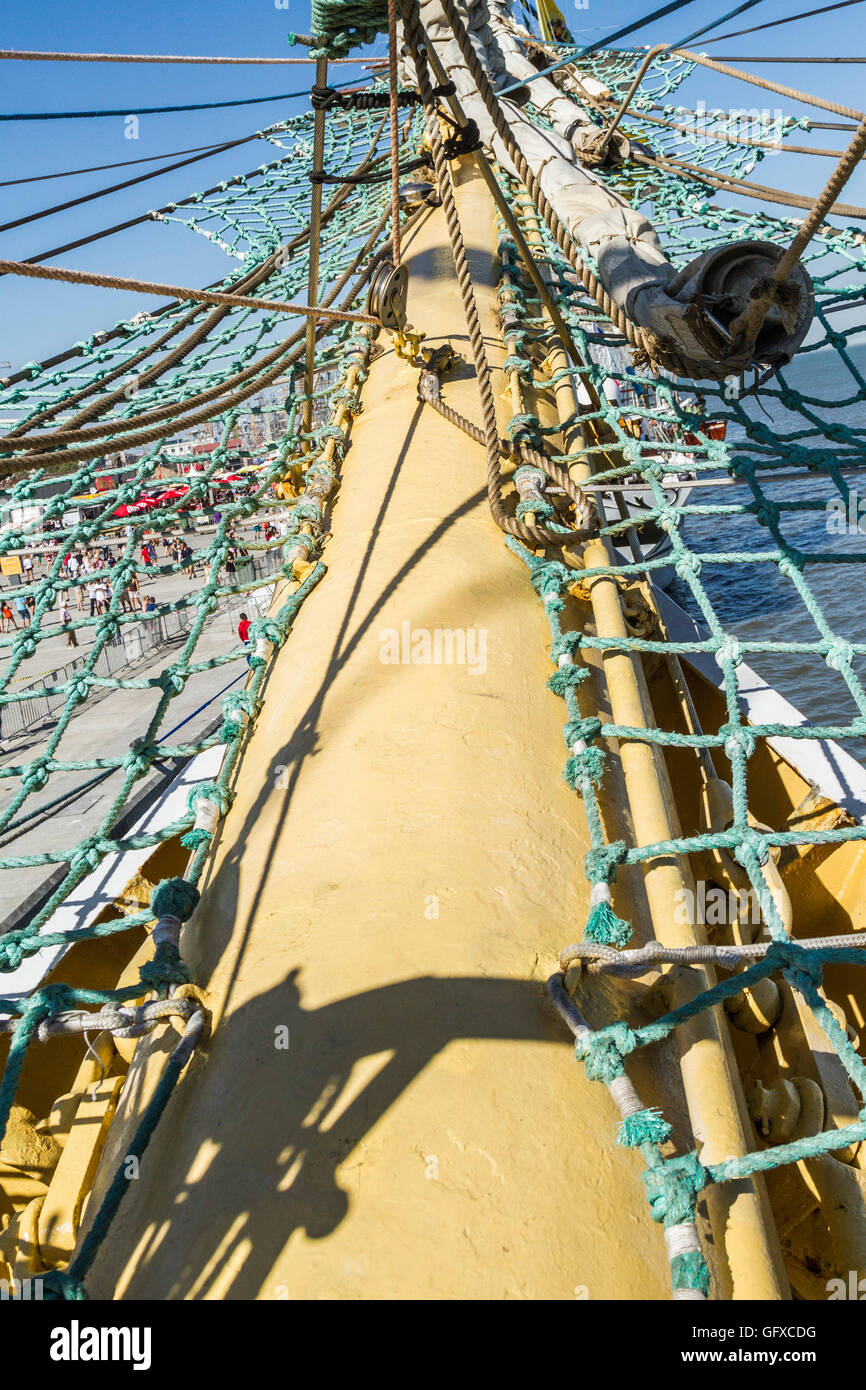 Beaupré jaune des navires à voiles carrées Mir (Paix) en russe, course des grands voiliers 2016 Lisbonne Banque D'Images