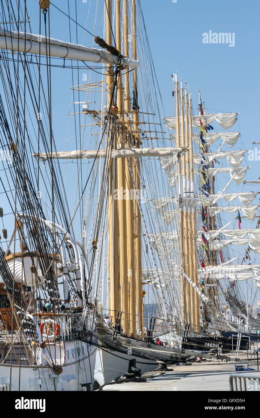 Course des grands voiliers dans le port de Lisbonne - - les navires portugais et Creoula Santa Maria Manuela en premier plan. Banque D'Images