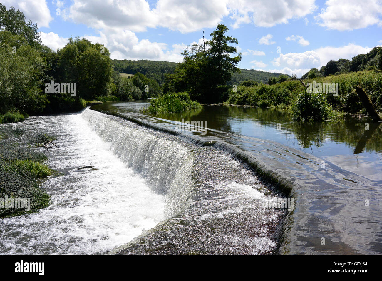 Warleigh weir est sur la rivière Avon entre Green Meadows Banque D'Images