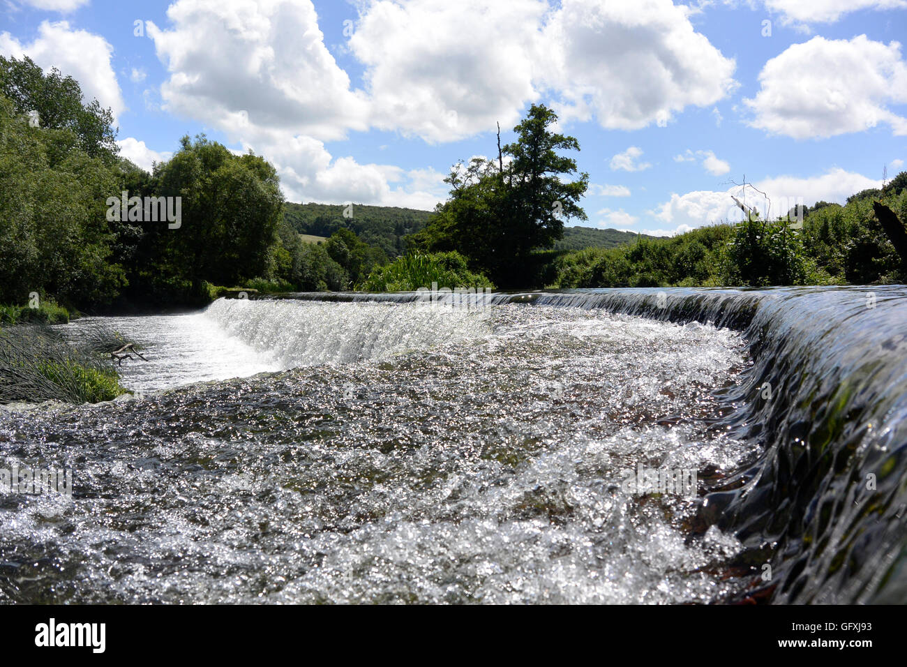 En cascade d'eau de plus de 100m de long Warleigh Weir à Somerset Banque D'Images
