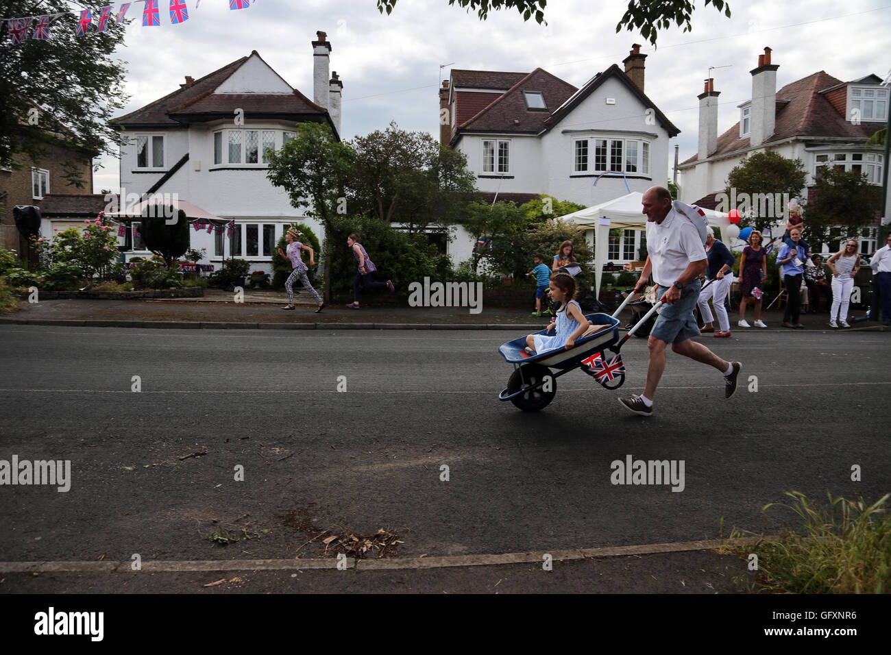 Street Party qui a eu lieu à l'occasion du 90e anniversaire de la reine Elizabeth II - Course de brouettes Cornwall Road Surrey England Banque D'Images