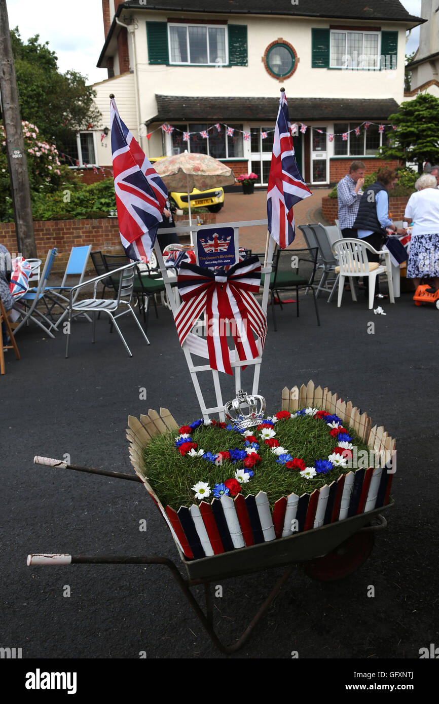 Street Party qui a eu lieu à l'occasion du 90e anniversaire de la reine Elizabeth II - Brouette décorée avec de l'herbe et de fleurs Arrangement Co Banque D'Images
