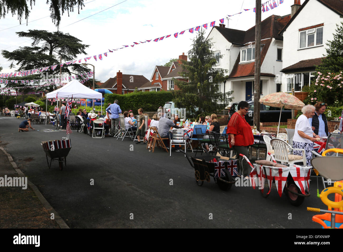 Street Party qui a eu lieu à l'occasion du 90e anniversaire de la reine Elizabeth II - Les gens de s'asseoir Manger et boire sur la route de Cornwall Banque D'Images