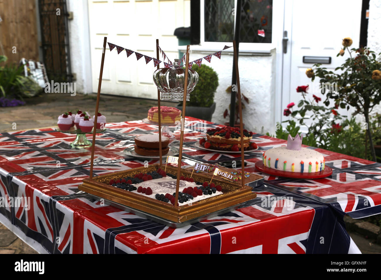 Street Party qui a eu lieu à l'occasion du 90e anniversaire de la reine Elizabeth II - Des gâteaux sur table avec Union Jacks Cornwall Road Surrey Fra Banque D'Images