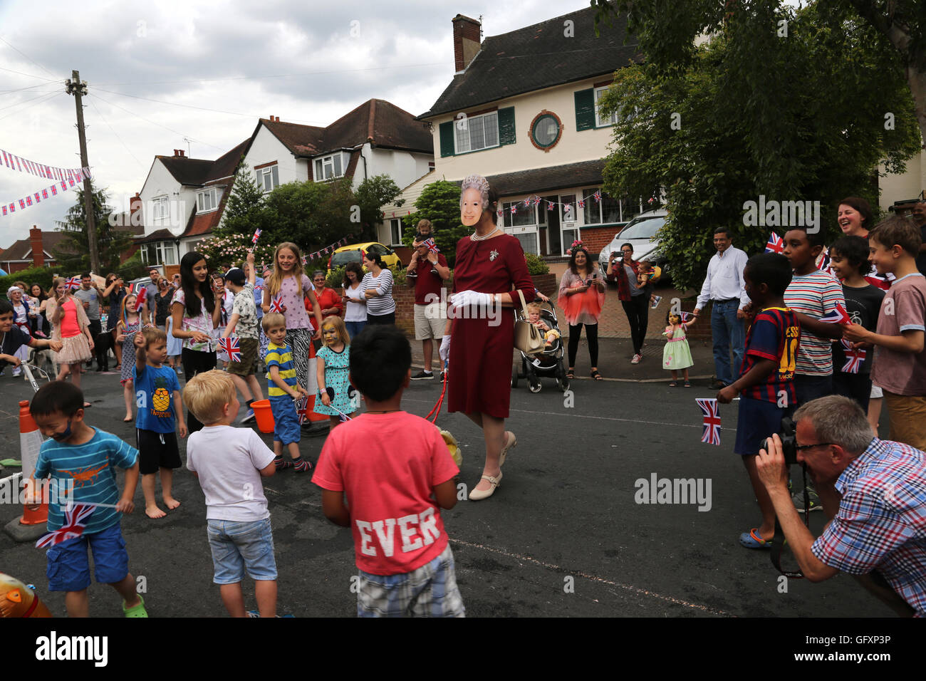 Street Party qui a eu lieu à l'occasion du 90e anniversaire de la reine Elizabeth II - Femme portant un masque et habillé comme la Reine Cornwall Ro Banque D'Images