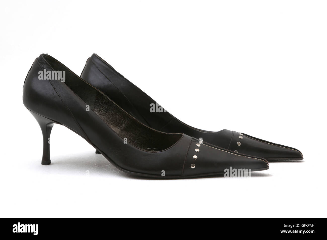 Une paire de chaussures en cuir noir avec boucles et clous Banque D'Images