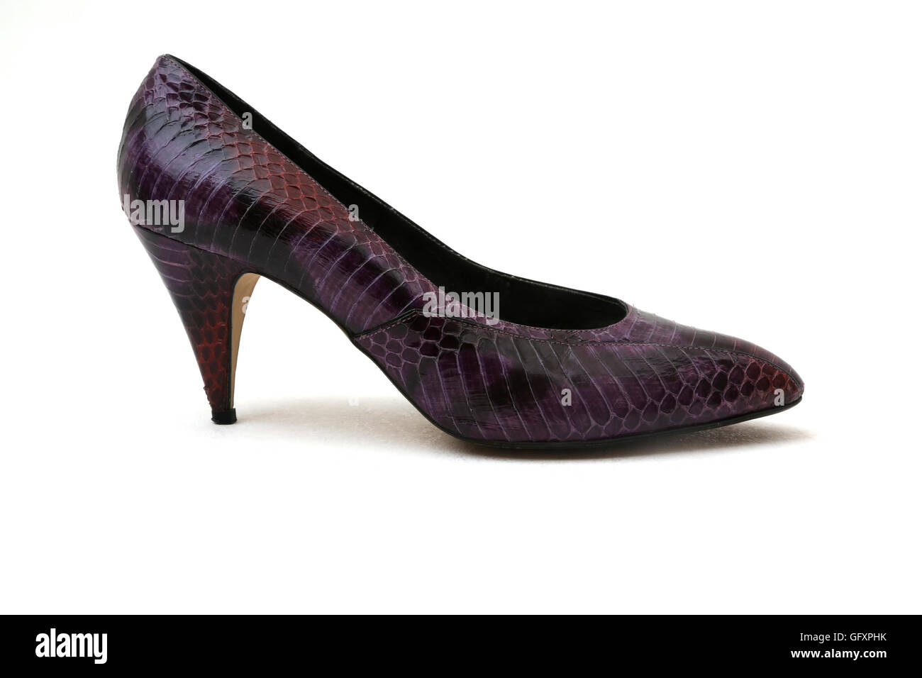 J Renee' Teint Violet Chaussure talon aiguille en peau Banque D'Images