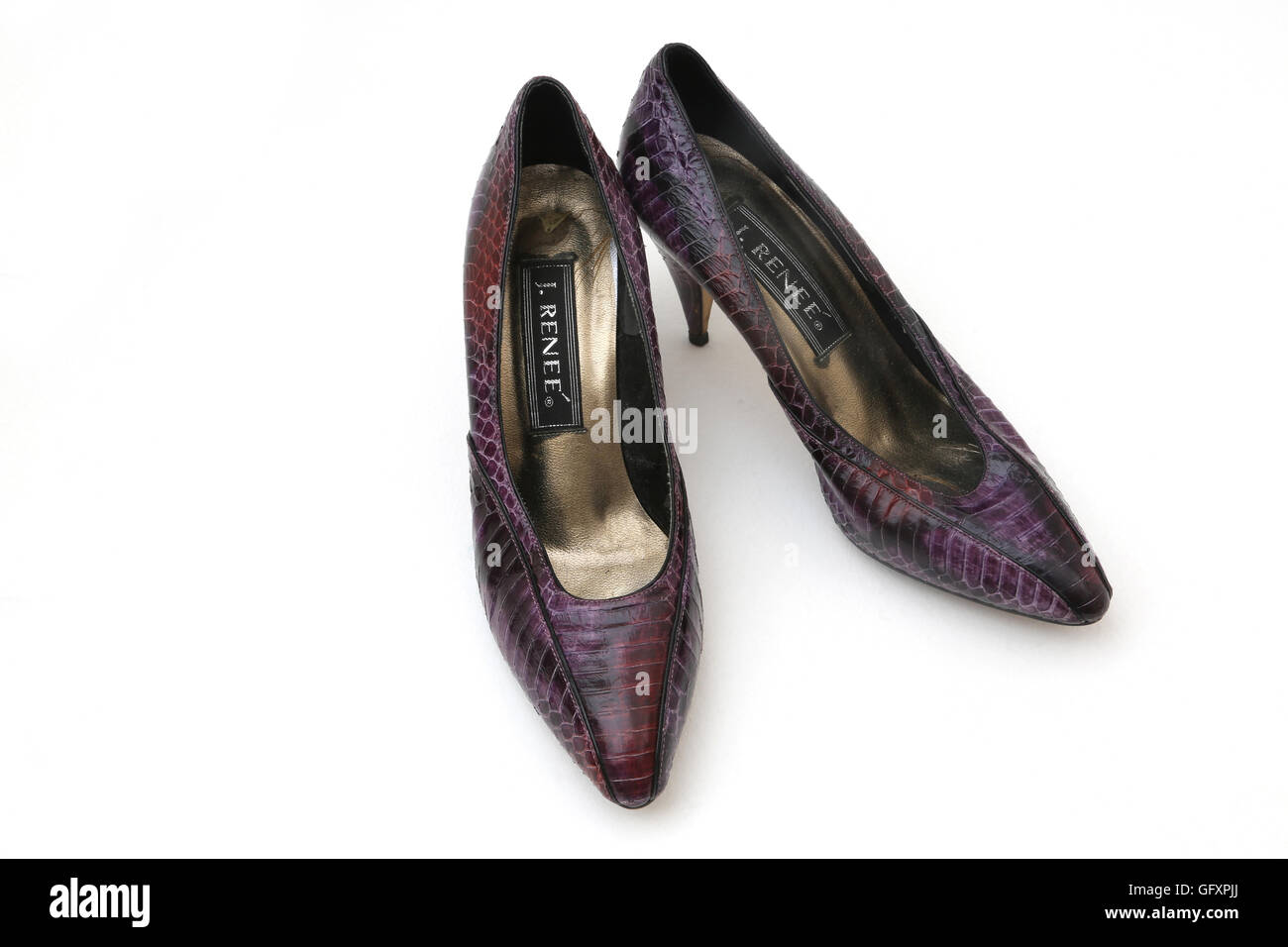 Une paire de J Renee' teint violet chaussures talon aiguille en peau Banque D'Images