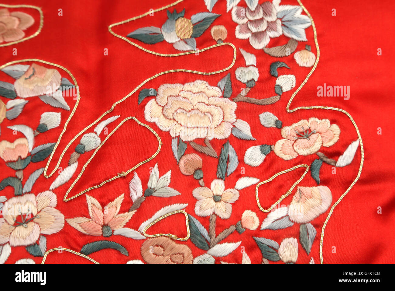 Coussin en soie brodé chinois avec motif floral Banque D'Images