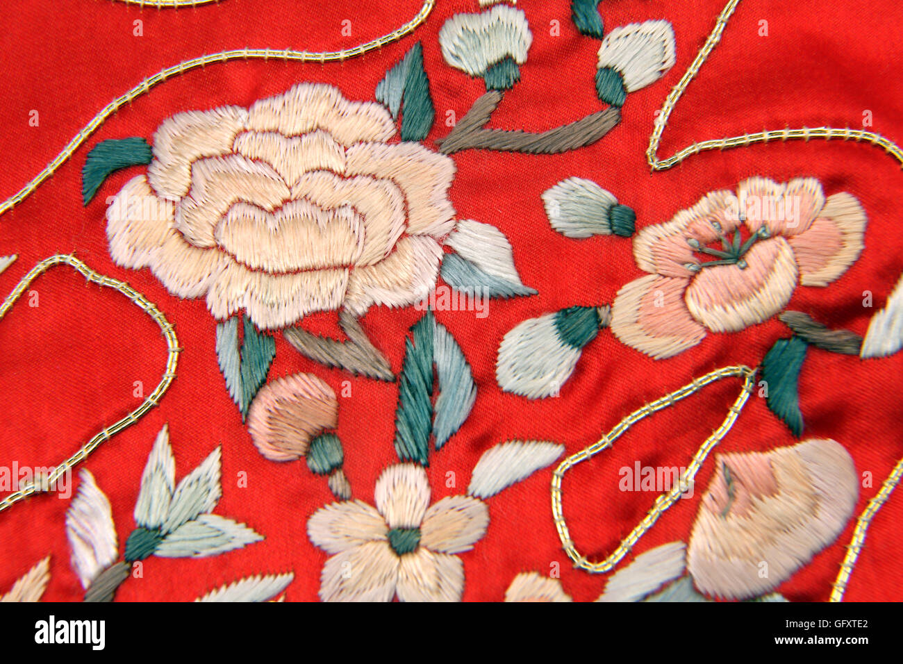 Coussin en soie brodé chinois avec motif floral Banque D'Images