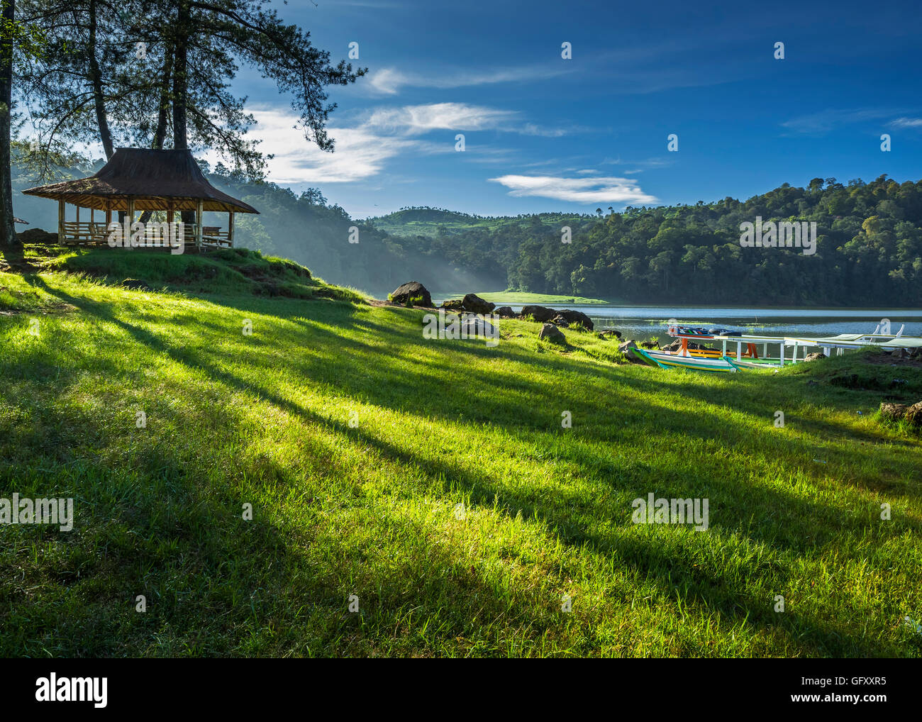 Maison bambou gazebo au bord du lac Banque D'Images