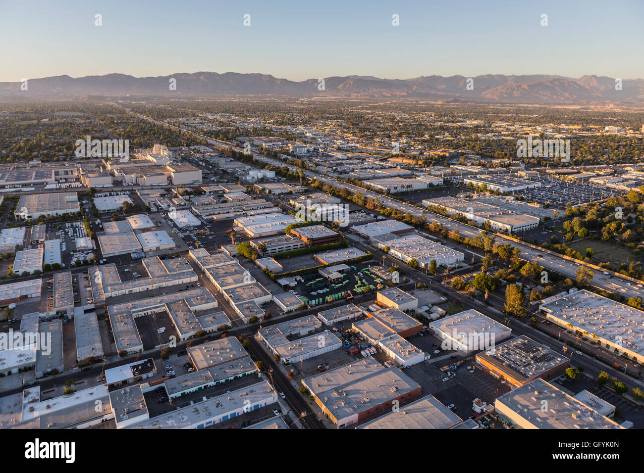 La fin de l'après-midi au-dessus de l'antenne Van Nuys dans la vallée de San Fernando de Los Angeles, Californie. Banque D'Images