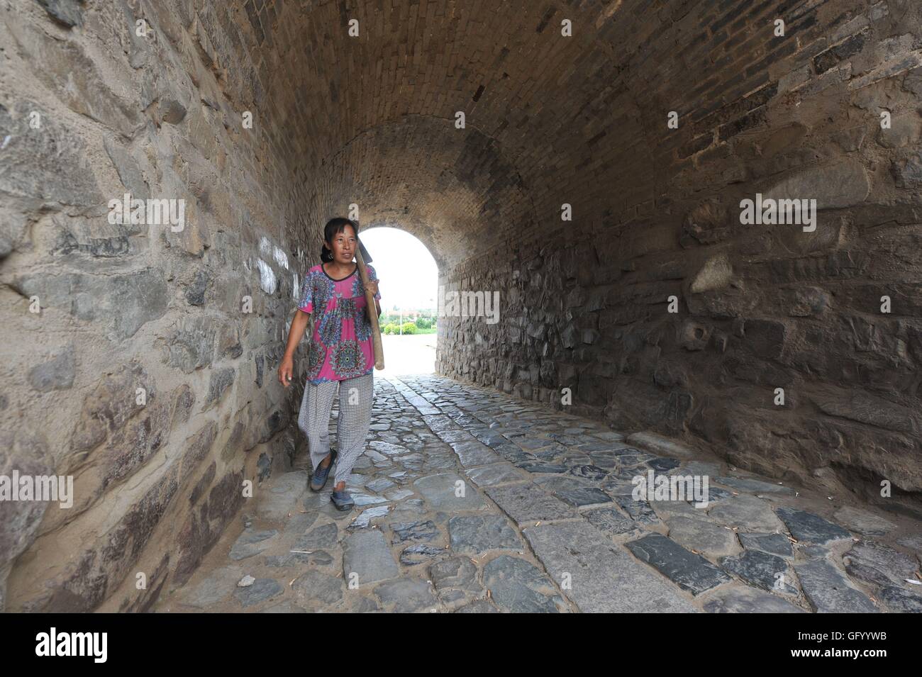 Qingdao, Qingdao, Chine. 31 juillet, 2016. Qingdao, Chine - 31 juillet 2016 : (usage éditorial uniquement. Chine OUT) Xiongyasuo à Chengyang Qingdao Shandong Fengcheng est construit en 1388 dans la Dynastie Ming pour lutter contre les pirates japonais, un grand mur et un ancien village sur la mer, fait de pierres. Les villageois sont les héritiers des soldats. © SIPA Asie/ZUMA/Alamy Fil Live News Banque D'Images