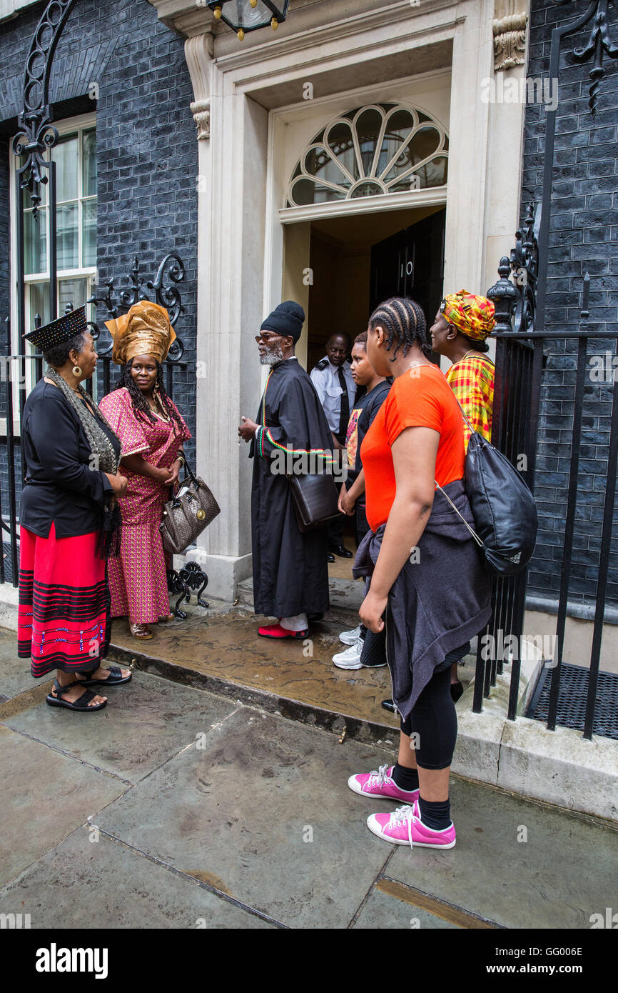 Londres, Royaume-Uni. 1er août 2016. Kweme Abubaka présente une pétition afin de demander réparation au 10 Downing Street sur la Journée de l'émancipation. La Journée de l'émancipation, marque l'anniversaire de la Loi sur l'abolition de l'esclavage de 1833. Credit : Mark Kerrison/Alamy Live News Banque D'Images