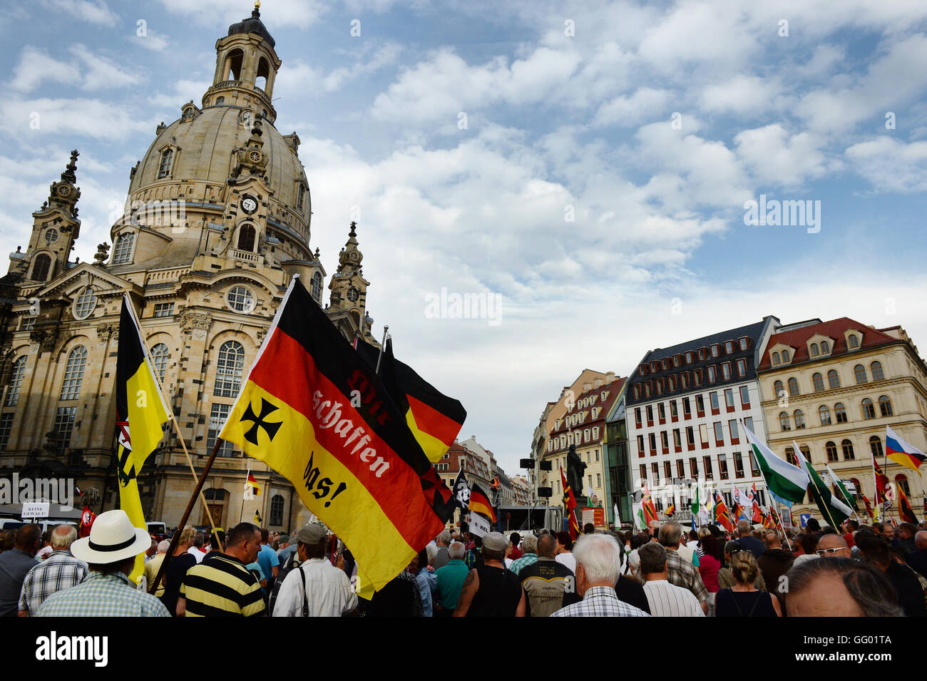Les partisans de l'anti-islam populiste de droite, mouvement politique Pegida drapeaux jusqu'au cours d'une manifestation en face de l'église de Notre-Dame (Frauenkirche) : allemand à Dresde (Saxe), Allemagne, 01 août 2016. Photo : afp-Zentralbild Banque D'Images