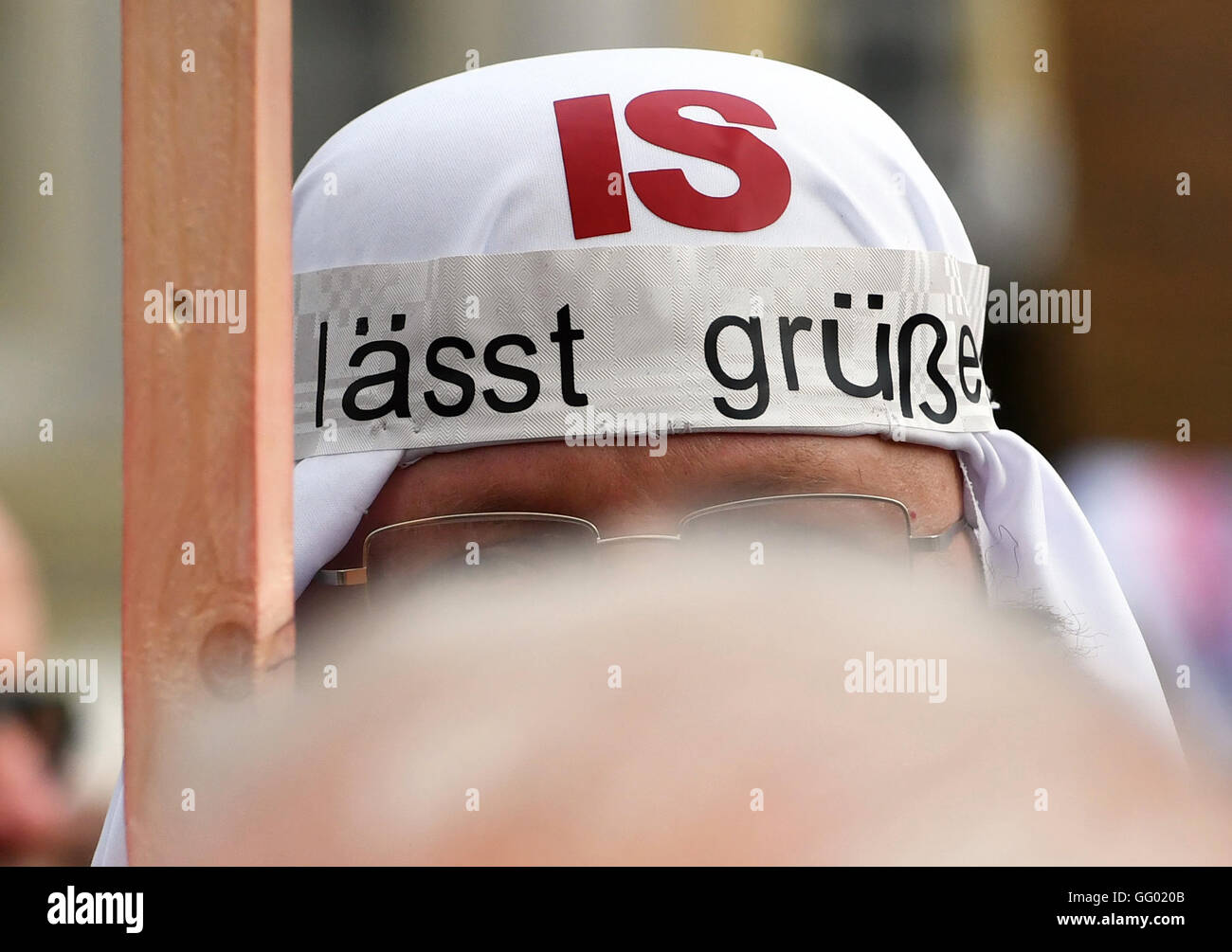 Un partisan de l'anti-islam, populiste de droite mouvement politique 'Pegida', porte un chapeau qui 'est laesst gruessen isc' (EST) vous grands lors d'une manifestation à Dresde (Saxe), Allemagne, 01 août 2016. Photo : afp-Zentralbild Banque D'Images