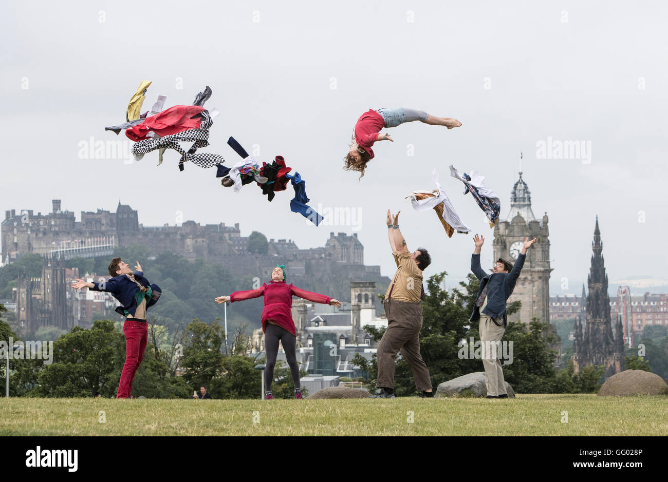 Edinburgh, Ecosse, Royaume-Uni. 2 Août, 2016. Thrillingly de cirque spectaculaire se combinent harmonieusement avec le charme, la comédie physique, le clown, Jonglerie, conte théâtral burlesque et pittoresque, à haute voix et drôles de dramatisation de la branche aventures d'une famille dysfonctionnelle, chaotique d'inadaptés. Le Hogwallops est inspiré par Roald Dahl's Les Twits marquant 100 ans depuis la naissance de la numéro un mondial de la conteuse. Crédit : Richard Dyson/Alamy Live News Banque D'Images