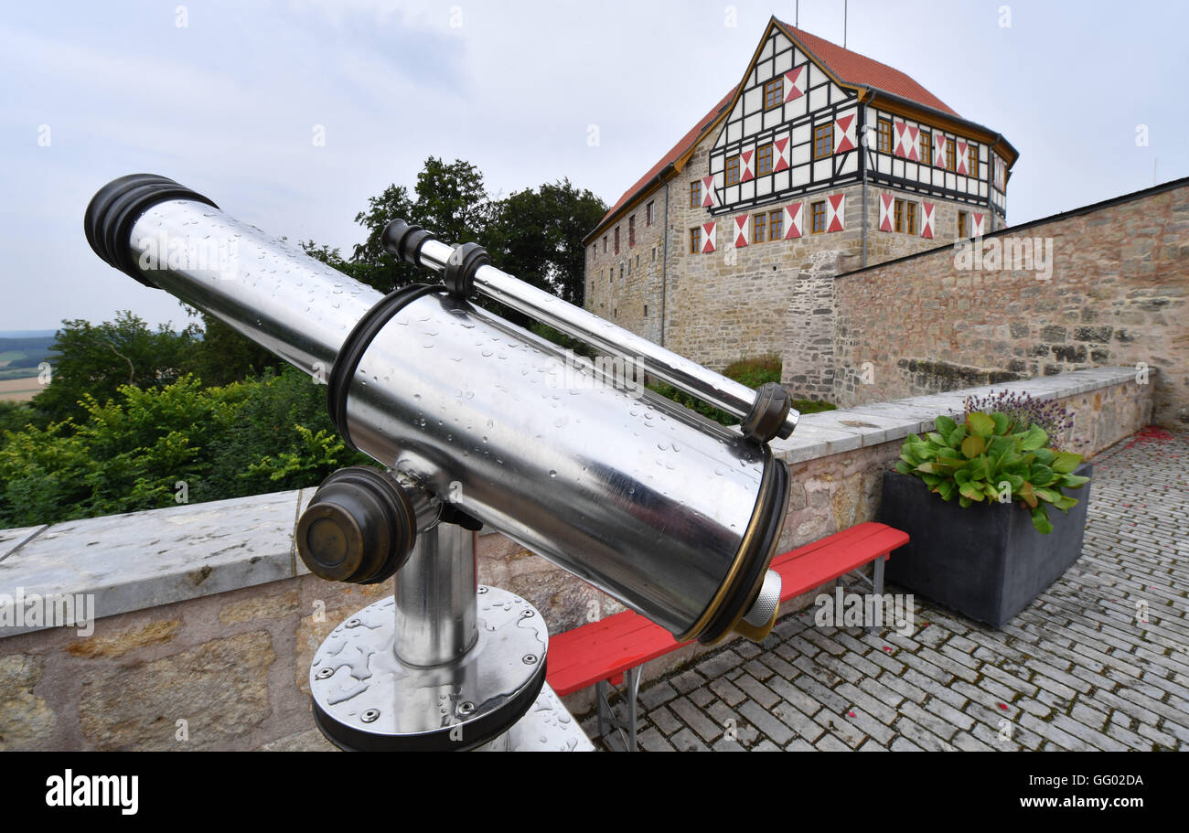 Le Château dans l'Eichsfeld Scharfenstein à Beuren (Thuringe), Allemagne, 21 juillet 2016. En 2002, plus de 800 ans vieille installation avait été savamment rénové de la ville Leinefelde-Worbis. Selon un sondage qui a été publié au printemps par l'Office d'État pour la préservation historique et de l'archéologie, de mesures de restructuration sont bien nécessaires à 64 châteaux et maisons de ferme en Thuringe. Photo : Martin Schutt/dpa Banque D'Images