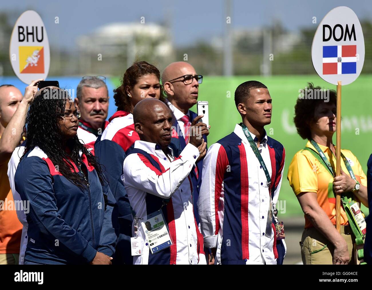 Rio de Janeiro, Brésil. 2 Août, 2016. Les membres de la délégation de la République dominicaine participer à la cérémonie de lever du drapeau au village olympique de Rio de Janeiro, Brésil, le 2 août 2016. © Yue Yuewei/Xinhua/Alamy Live News Banque D'Images