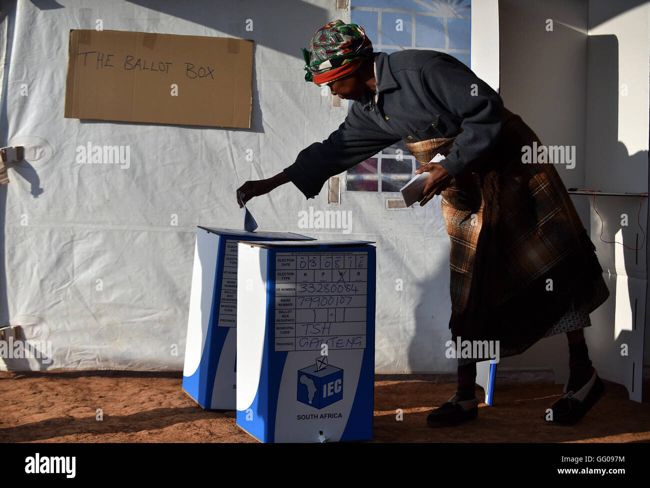 Pretoria. 3e août 2016. Une femme jette son vote à un bureau de vote à Atteridgeville, Pretoria, Afrique du Sud, le 3 août 2016. Les élections municipales de 2016 a débuté le mercredi, avec des bureaux de vote, sauf pour un très petit nombre, dans le pays a officiellement ouvert ses portes. Avec 26,3 millions d'électeurs inscrits, en raison de voter à 22 612 bureaux de vote à l'échelle du pays, cette élection promet d'attirer l'un des plus haut taux de participation depuis la démocratie. Source : Xinhua/Alamy Live News Banque D'Images