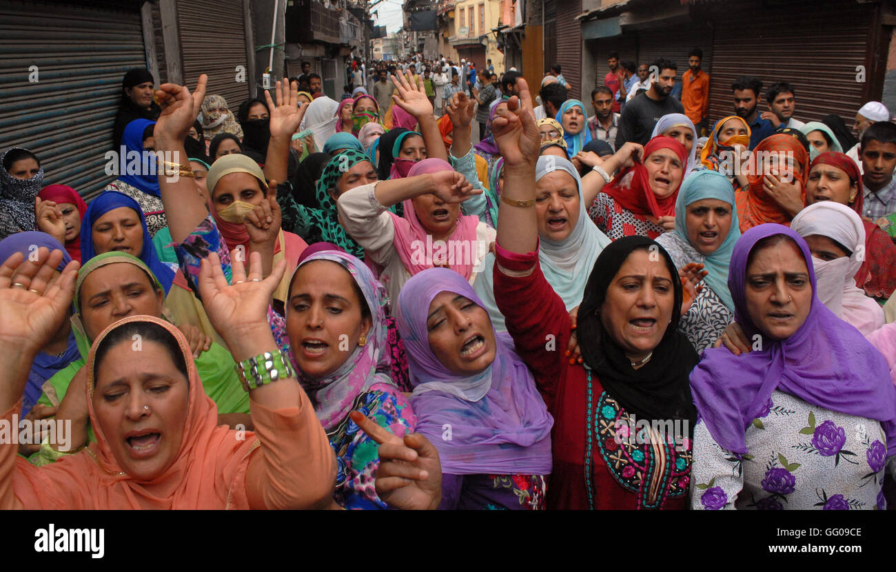 Srinagar, Cachemire indien:03 août.Les musulmans du Cachemire femmes wail en regardant funérailles de Riyaz Ahmad Shah, l'un des deux civils tués par les forces gouvernementales .manifestations frais brûlé à la suite de la nuit des meurtres de deux civils par les forces du gouvernement au milieu d'un près d'un mois un verrou de sécurité et les grèves de protestation Crédit : Sofi Suhail/Alamy Live News Banque D'Images
