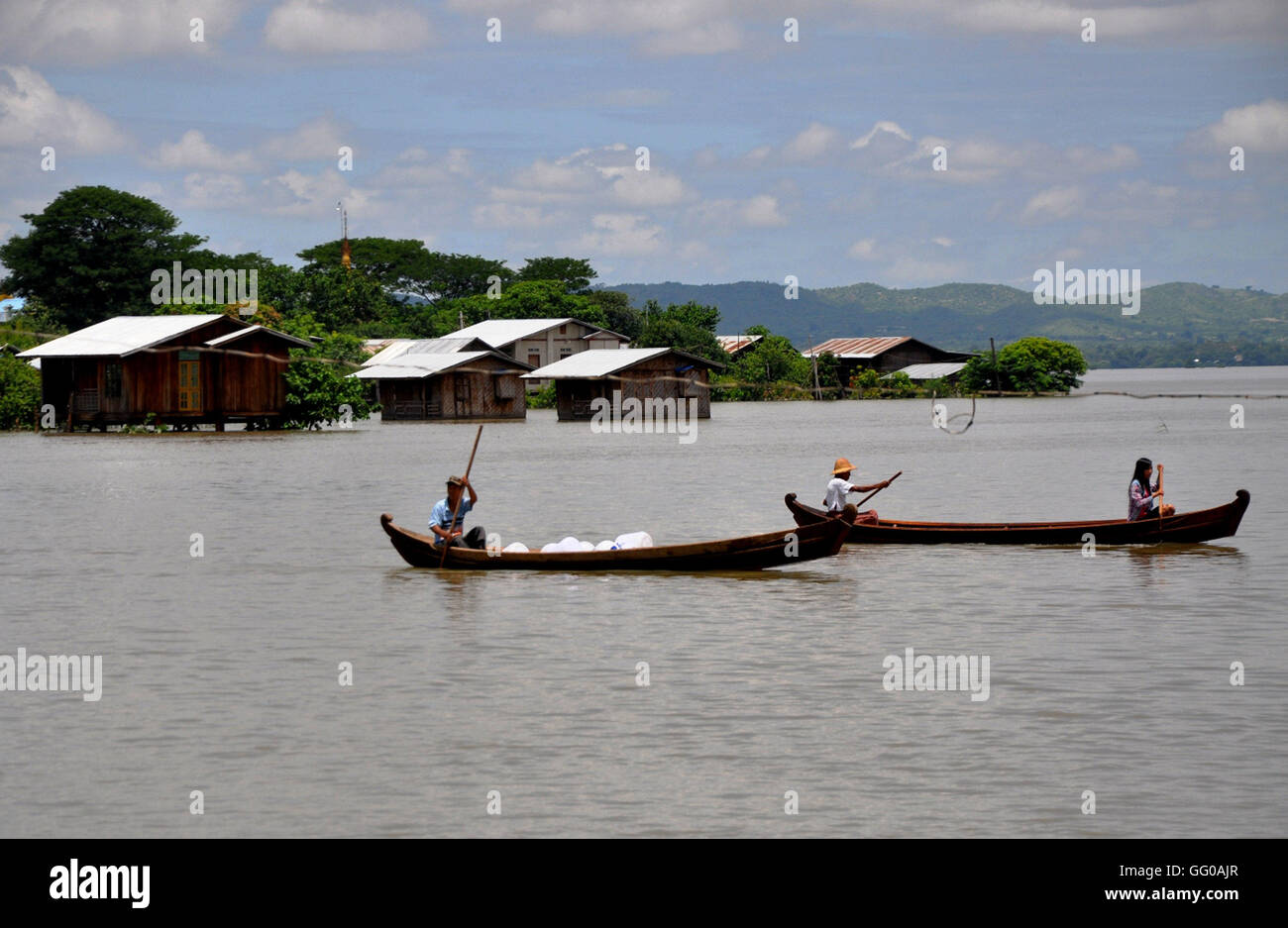 (160803) -- MANDALAY (Myanmar), 3 août 2016 (Xinhua) -- Les résidants rangée leurs bateaux sur la rivière Ayeyawady à Mandalay, Myanmar, le 3 août 2016. L'augmentation du niveau de l'eau des grandes rivières Chindwin et Ayeyawady menacent un certain nombre de domaines dans les régions Rhône-Alpes et de Mandalay, dans le nord du Myanmar, et les maisons et les moyens de subsistance de ceux dans les zones environnantes sont actuellement en danger, avec les autorités disant le danger d'inondation restent pour les prochains jours. Des milliers de résidents ont été évacués. (Xinhua/Hou Baoqiang) (lr) Banque D'Images