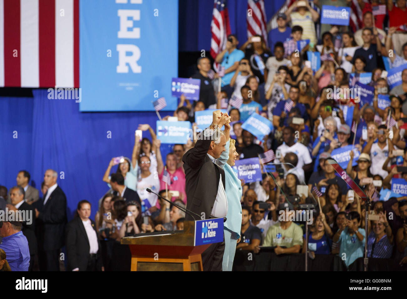 Miami, Floride, USA. 23 juillet, 2016. Hillary Clinton, de présomption de 2016, candidat présidentiel démocratique détient les mains sur scène avec Tim Kaine, de présomption de 2016, candidat à la vice-présidence démocratique lors d'un événement de campagne à Miami, Floride, États-Unis, le samedi, 23 juillet, 2016. Nommé sénateur Clinton Virginie Tim Kaine comme son colistier à la vice-présidence pour la présidentielle, un large choix prévus qui pourraient en dire plus sur la façon dont elle veut gouverner. © 2016 Patrick T. Fallon © Patrick Fallon/ZUMA/Alamy Fil Live News Banque D'Images