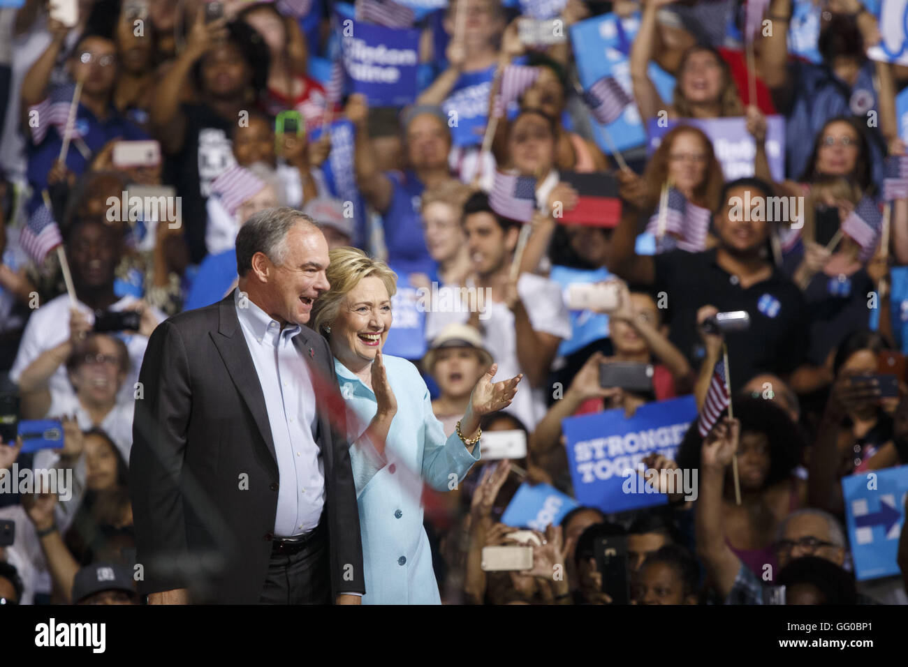 Miami, Floride, USA. 23 juillet, 2016. Hillary Clinton, de présomption de 2016, candidat présidentiel démocratique marche sur scène avec Tim Kaine, de présomption de 2016, candidat à la vice-présidence démocratique lors d'un événement de campagne à Miami, Floride, États-Unis, le samedi, 23 juillet, 2016. Nommé sénateur Clinton Virginie Tim Kaine comme son colistier à la vice-présidence pour la présidentielle, un large choix prévus qui pourraient en dire plus sur la façon dont elle veut gouverner. © 2016 Patrick T. Fallon © Patrick Fallon/ZUMA/Alamy Fil Live News Banque D'Images