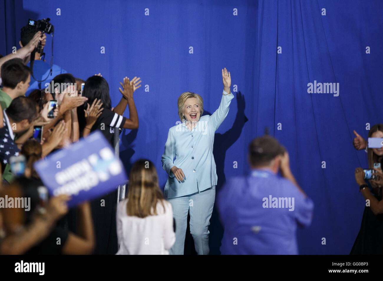 Miami, Floride, USA. 23 juillet, 2016. Hillary Clinton, de présomption de 2016, candidat présidentiel démocratique renonce à en s'en allant sur scène lors d'un événement de campagne à Miami, Floride, États-Unis, le samedi, 23 juillet, 2016. Nommé sénateur Clinton Virginie Tim Kaine comme son colistier à la vice-présidence pour la présidentielle, un large choix prévus qui pourraient en dire plus sur la façon dont elle veut gouverner. © 2016 Patrick T. Fallon © Patrick Fallon/ZUMA/Alamy Fil Live News Banque D'Images