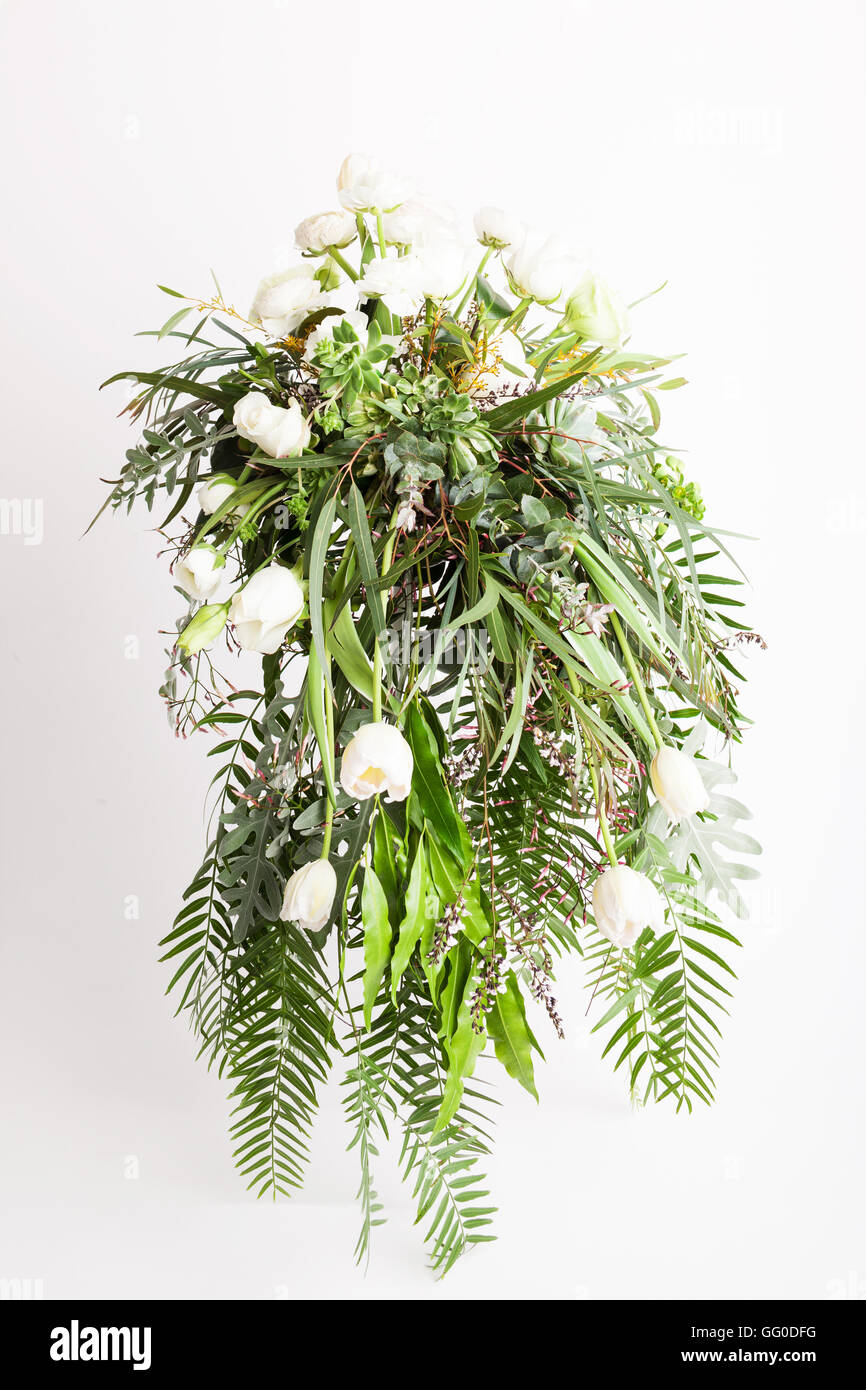Bouquet de mariée en cascade de fleurs de l'Australie, de feuilles et de fougères Banque D'Images