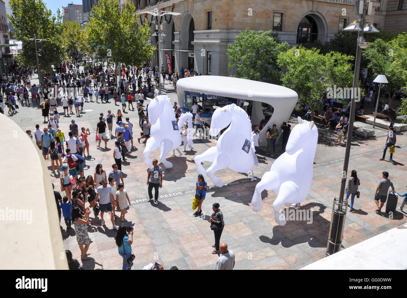 Australia-December,Perth WA,26,2015 : foules regardant des marionnettistes avec marionnettes cheval blanc dans le quartier commercial de Perth, Australie occidentale. Banque D'Images