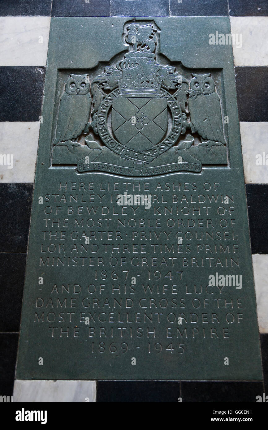 Baldwin - Memorial stone sépulture marquage / tombe de cendres de l'ancien Premier Ministre Stanley Baldwin. La Cathédrale de Worcester UK Banque D'Images