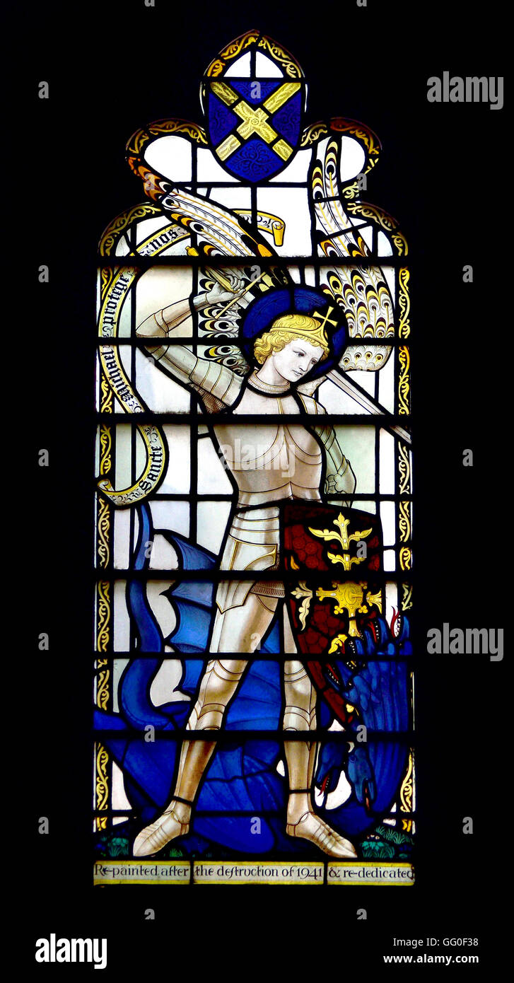 Londres, Angleterre, Royaume-Uni. Église de St Alban le Martyr, Holborn. Vitrail : St Michel la lutte contre le dragon Banque D'Images