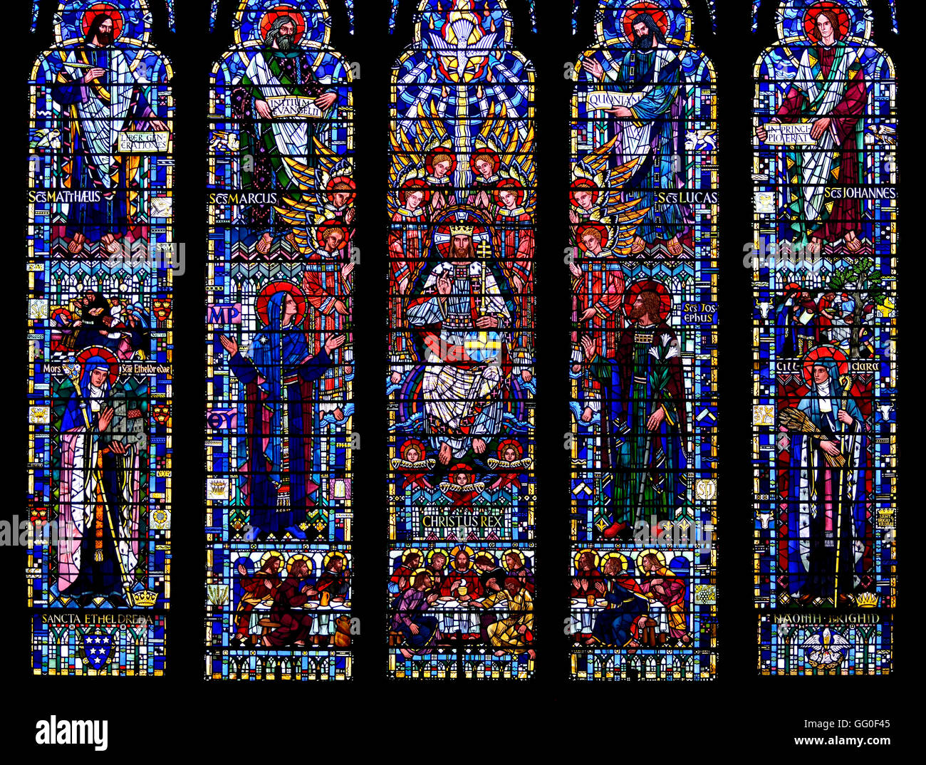 Londres, Angleterre, Royaume-Uni. L'église St Etheldreda à Ely Place. Vitrail : le Christ en majesté (Joseph E Nuttgens, 1952) Banque D'Images