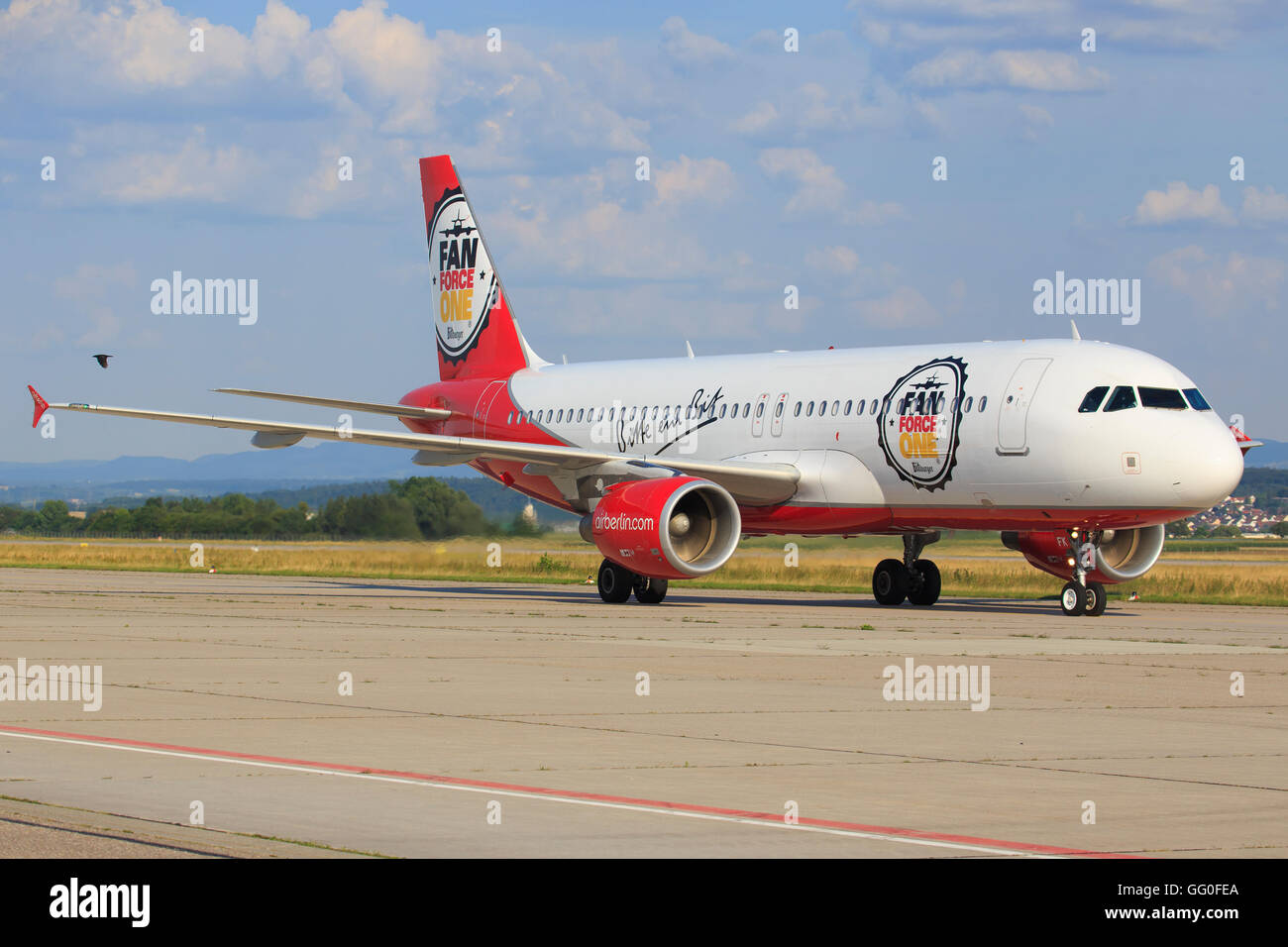 Stuttagart/Allemagne, 12 juillet 2014 : A320 de Air Berlin avec Bitburger livery prêt à décoller à l'aéroport de Stuttgart. Banque D'Images