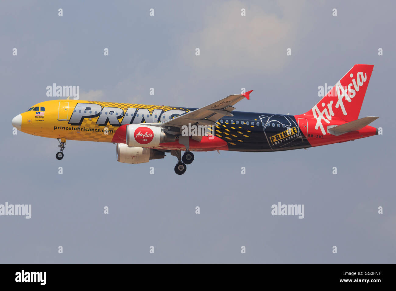 Kuala Lumpur Malaisie/Februar 10, 2015 : Airbus A320 d'Air Asia l'atterrissage des avions avec des 'couleurs' Lubrifiants Prince Banque D'Images