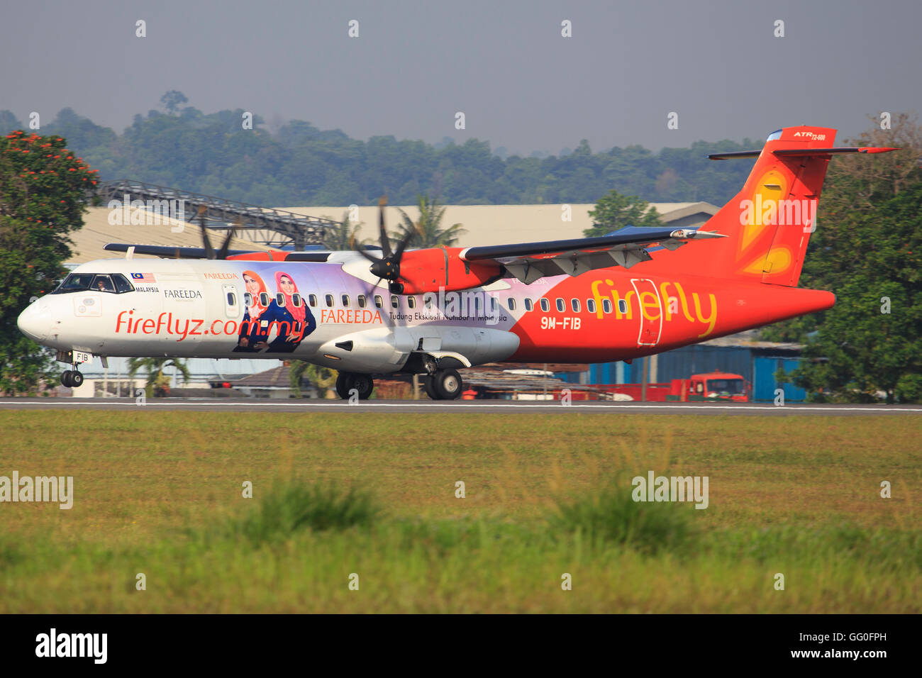 Subang/Kuala Lumpur Février 3, 2015 : ATR d'avions Firefly avec 'FAREEDA' livrée spéciale à l'atterrissage à l'aéroport de Subang. Banque D'Images