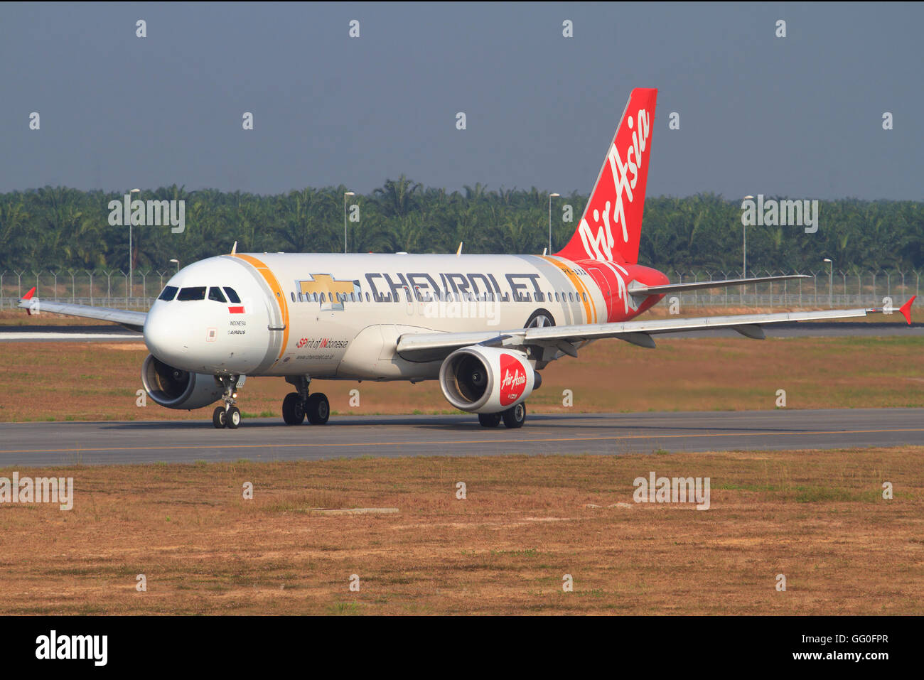 Kuala Lumpur Malaisie/Februar 10, 2015 : Airbus A320 d'Air Asia l'atterrissage des avions avec des 'couleurs' Chevrolet à Kuala Banque D'Images
